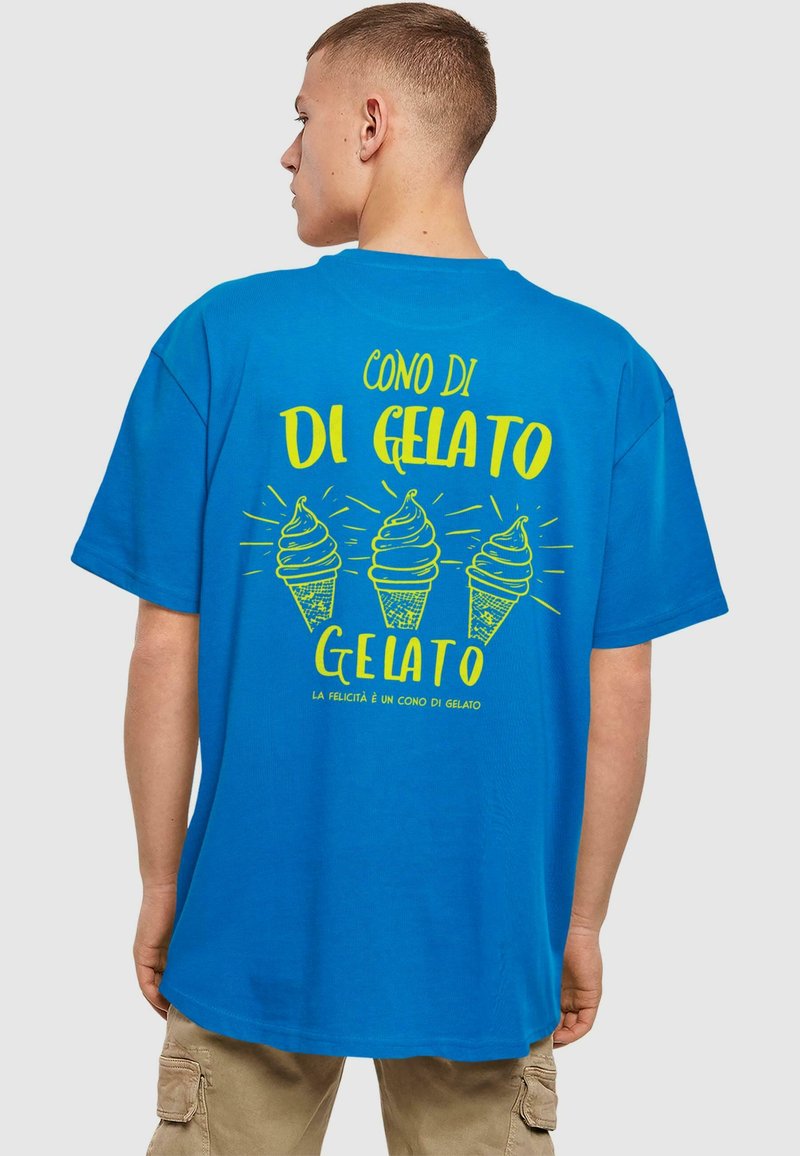Blå bomull t-skjorte med et gult grafisk design av tre iskremkuler og teksten "CONO DI GELATO" på baksiden.