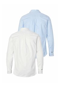 Dvoje košiel s dlhým rukávom zobrazených zozadu: jedna biela, druhá svetlomodrá, s klasickými goliermi a zapínaním na gombíky na manžetách.