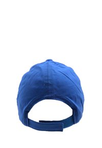Gorra de algodón azul con una corona redondeada, paneles cosidos y una correa ajustable en la parte trasera. Textura suave, sin patrones ni logotipos visibles.