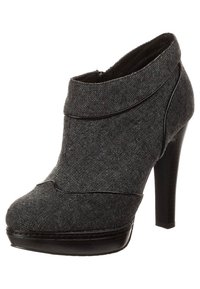 Botines de tela gris con tacón alto, que presentan una superficie texturizada, diseño curvado y ribete negro en el borde.