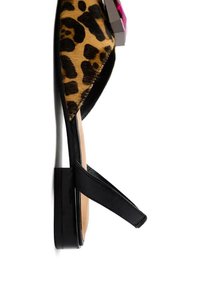 Infradito con stampa leopardata, dotati di una fascia in pelle nera e una parte superiore testurizzata. Presentano una suola nera bassa e un dettaglio decorativo laterale.