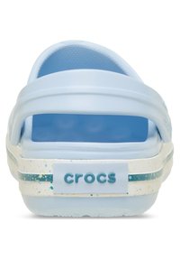 Lichtblauwe Crocs met een geprofileerde band, open achterkant, witte zool met kleurrijke spikkels en een verhoogd 'crocs' logo op de hiel.