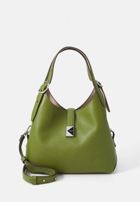 Mala de mão verde em couro com acabamento texturizado, detalhe em ferragens prateadas, alça de ombro ajustável e design em forma de balde.