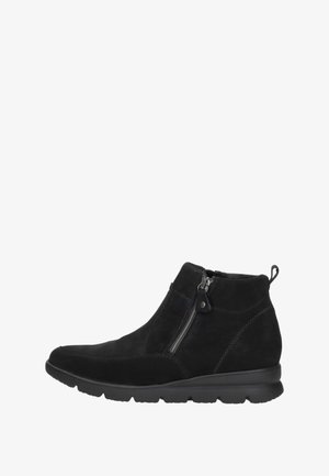 Schwarzer Wildleder-Knöchelstiefel mit seitlichem Reißverschluss, gepolsterter Sohle und Zuglasche an der Ferse, designed für Freizeit- oder Outdoorgebrauch.