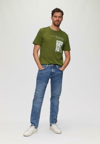 s.Oliver MIT FLAMMSTRUKTUR - T-Shirt print - guacamole