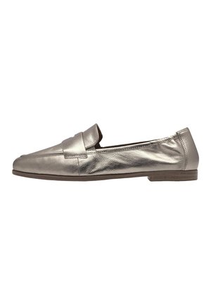 Metallic sølv læder flad loafer med lav hæl og en remdetalje over vristen, vist i sideprofil.