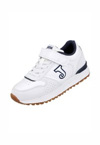 Zapatilla deportiva blanca con suela de goma, cierre de cordones y correa de velcro, detalles perforados y acentos en azul marino con el logo.