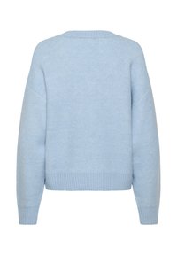 Pull bleu clair à col rond, coupe ample, avec des poignets et un ourlet côtelés. Tissu texturé à l'apparence douce, sans motifs visibles.