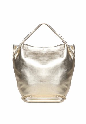 Bolso tote de piel dorada metálica con una sola correa para el hombro y un sutil logo de la marca centrado cerca de la parte inferior.