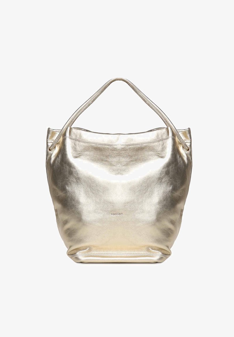 Bolso tote de piel dorada metálica con una sola correa para el hombro y un sutil logo de la marca centrado cerca de la parte inferior.