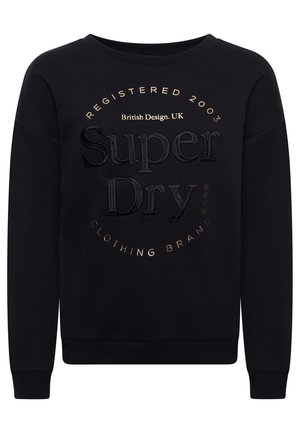 Sort langærmet sweatshirt med "Super Dry" præget i midten, omgivet af teksten "Registered 2003" og "Clothing Brand" i guld.