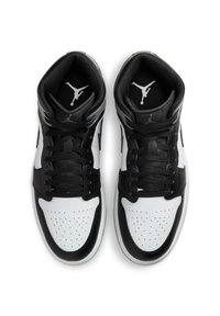 Zapatillas altas en blanco y negro con un exterior de cuero, caja de dedos perforada, logo distintivo y cordones negros.