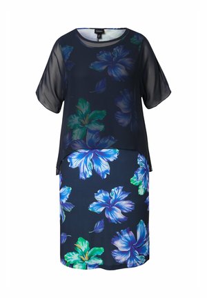 Marineblauwe bloemenjurk met een doorschijnende overlay, korte mouwen en grote blauwe en groene bloemenpatronen op een contrasterende donkere achtergrond.