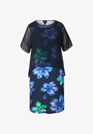 Marineblauwe bloemenjurk met een doorschijnende overlay, korte mouwen en grote blauwe en groene bloemenpatronen op een contrasterende donkere achtergrond.