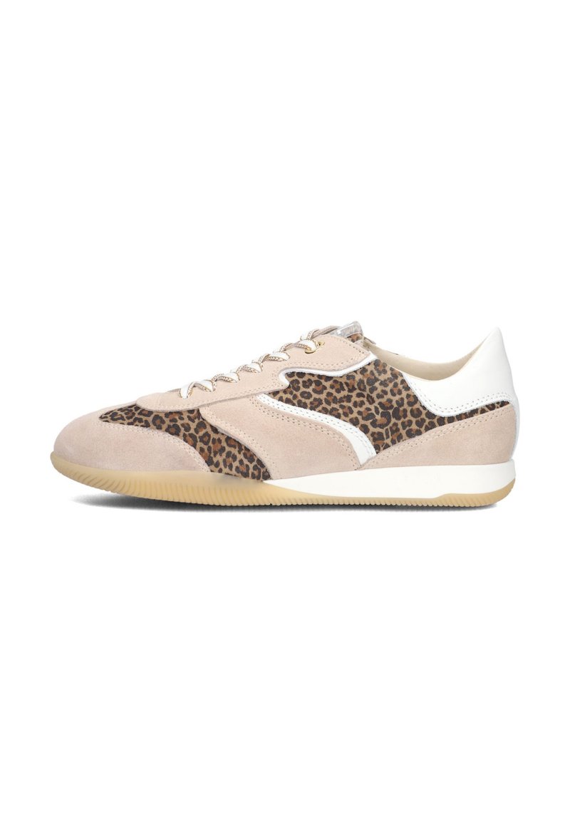 Lage sneakers gemaakt van beige suede met leopardenprint accenten en witte details. Beschikken over een ronde neus en een getextureerde rubberen zool.