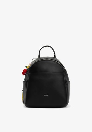Zainetto piccolo nero con trama, tasca frontale, manico superiore, cerniera argento e portachiavi con pompon colorato attaccato al lato.