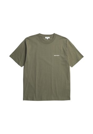 Olijfgroene T-shirt met korte mouwen en ronde hals met kleine witte "Norse Projects" tekst op de linkerborst.