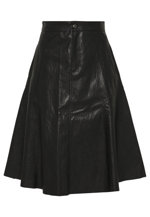 Zwarte lederen A-lijn rok met een hoge taille, voorzien van een knoopsluiting aan de voorkant, paneeldetails en een gladde textuur.