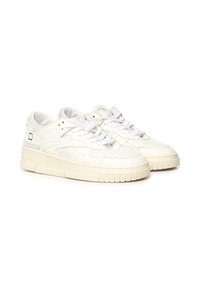 Zapatillas blancas con parte superior de cuero liso, punta redonda y costuras prominentes. Cuenta con cordones planos y suela de goma texturizada.