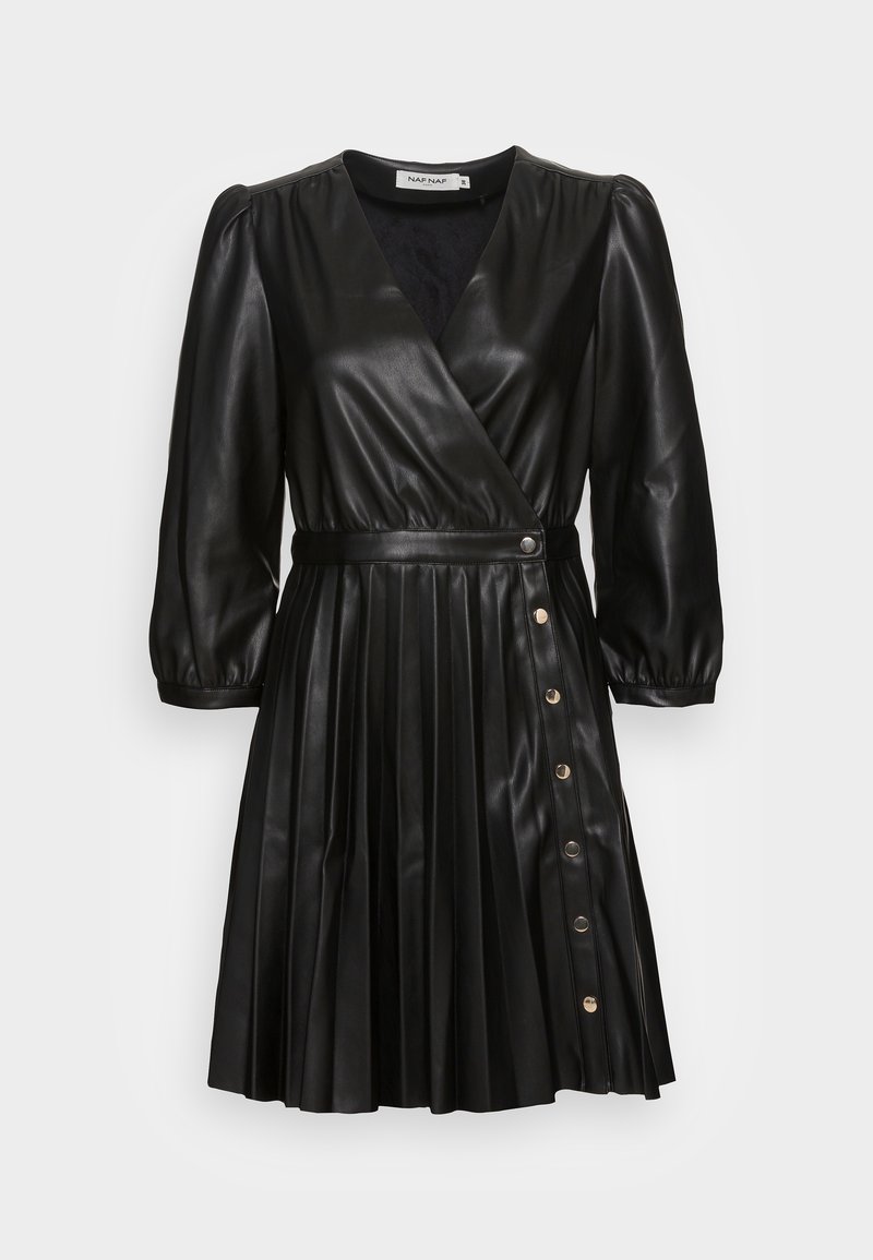 Robe noire en similicuir avec col en V, manches trois-quarts bouffantes, jupe plissée et boutons-pression sur un côté.