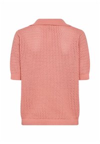 Pehmeast roosast lõngast kudum, millel on tekstuuriga muster, lühikesed varrukad ja krae. Omab soonikule, mis parandab sobivust ja stiili.