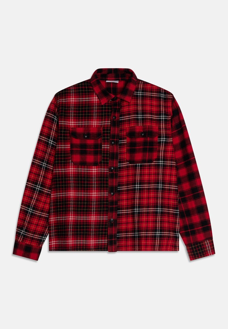 Chemise à carreaux rouge et noir à manches longues, avec boutons sur le devant et deux poches poitrine sur fond blanc.