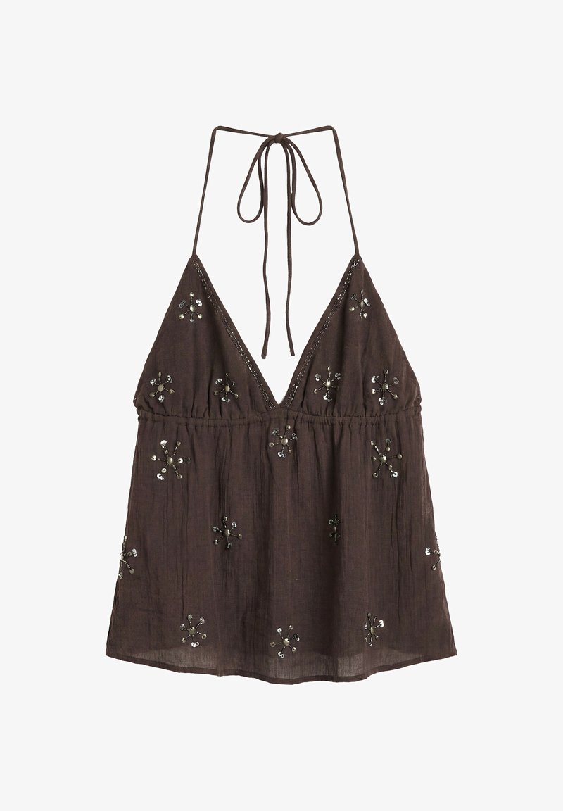 Top marron sans manches avec col halter, encolure en V et ornements floraux en sequins dispersés sur le devant.