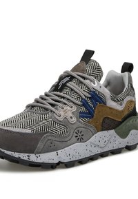 Sneaker robusta in suede grigio e marrone, tessuto pied de poule bianco e nero, dettagli blu, suola bianca screziata e lacci spessi.