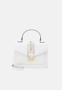 Hvid quiltet håndtaske med gulddetaljer, har en kædeaccent, topstrop og aftagelig skulderrem. Glat tekstur og struktureret form.