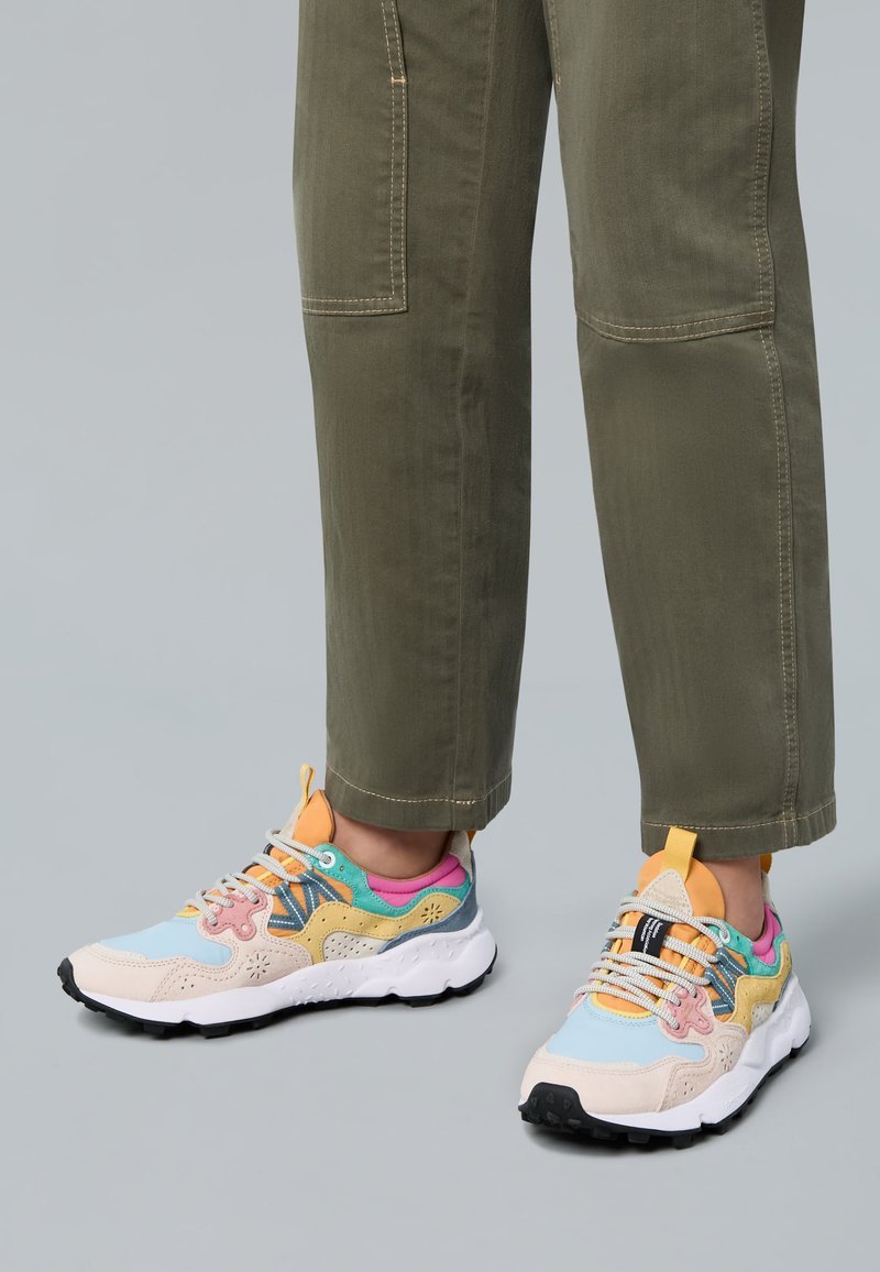 Sneaker multicolori con una combinazione di materiali blu, giallo, rosa e beige; forma arrotondata; dettagli testurizzati; suola bianca; design con lacci.