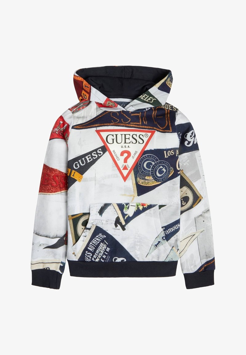 Sweat à capuche avec logos GUESS multicolores, écussons et motifs de texte en rouge, marine, noir et blanc, avec poche kangourou à l'avant.