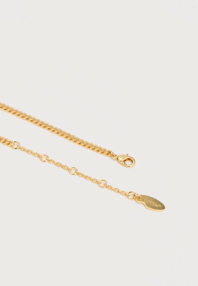 Δύο άκρα χρυσής αλυσίδας για κολιέ, με ένα κούμπωμα αστακού στο ένα άκρο και μια μικρή οβάλ ετικέτα στο άλλο, πάνω σε απλό φόντο.