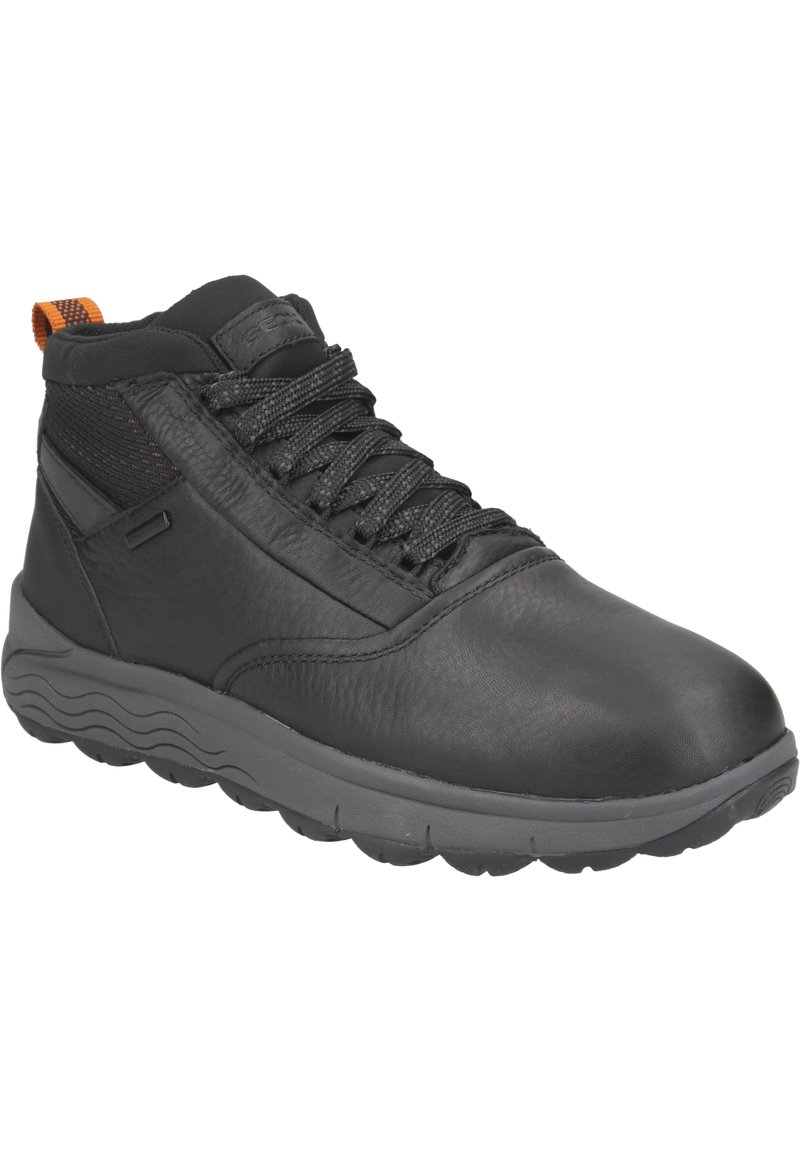 Sneakers alte nere con tomaia in pelle, pannelli in rete testurizzata, suola in gomma grigia e accento arancione sul tallone.