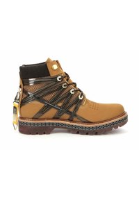 Bota de senderismo impermeable marrón y negra con acentos de malla, suela de goma y herrajes de metal. Presenta un diseño de cordones y un cuello acolchado.