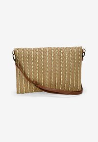 Bolso de mano tejido en color marrón claro con franjas horizontales blancas y amarillas. Cuenta con una correa marrón desmontable y una superficie texturizada de fibra natural.