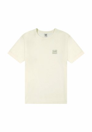 Camiseta de color crema hecha de tela suave, con cuello redondo, mangas cortas y un pequeño logo impreso en el lado izquierdo del pecho.