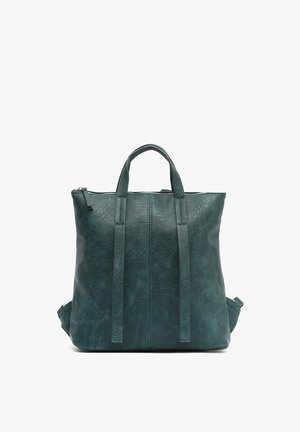 Sac à dos en cuir vert avec deux poignées supérieures, une fermeture éclair et des bretelles réglables. Surface texturée avec des coutures verticales. Design simple.