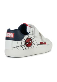Vita sneakers för barn med Spindelmannen-design, featuring en röd logotyp, svart spindelnätsmönster och kardborreband. Rundad form och gummisula.