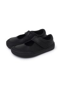 Zwarte schoenen met een ronde neus, gemaakt van glad materiaal, voorzien van een klittenbandsluiting en een gestructureerde zool. Eenvoudig ontwerp zonder versieringen.
