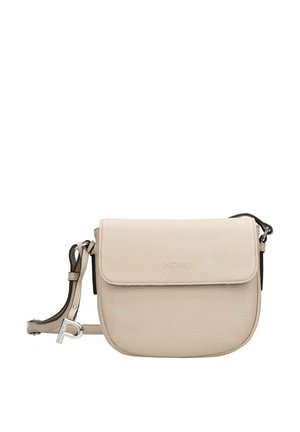 Kleine beiger Leder-Umhängetasche mit Klappverschluss und verstellbarem Riemen, verziert mit einem silbernen Buchstaben "P"-Anhänger.