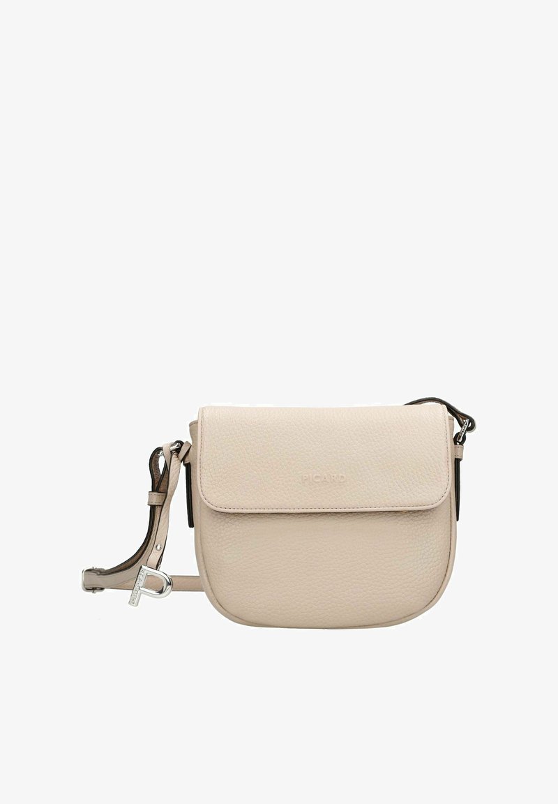 Petit sac bandoulière en cuir beige avec fermeture à rabat et sangle réglable, orné d'un pendentif lettre "P" en argent.