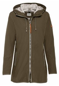 Veste légère couleur vert olive avec capuche, fermeture éclair frontale et poches latérales. Dotée d'une doublure en polaire grise et de détails en cuir beige.