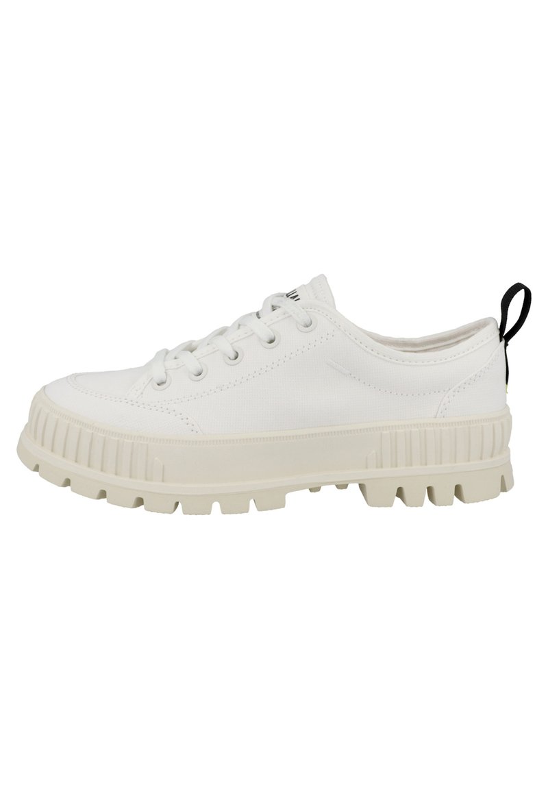 Bílé plátěné tenisky s texturovanou off-white podrážkou, zaobleným designem, šesti otvory na tkaničky a malým černým poutkem na patě.