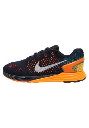 Schwarzer und orangefarbener Nike-Laufschuh mit weißem Swoosh, atmungsaktivem Obermaterial, gepolsterter Sohle und "Lunarlon"-Markierung an der Mittelsohle.