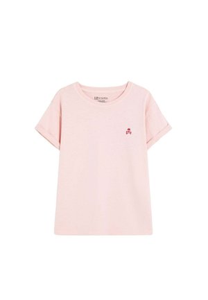 Camiseta de algodón rosa claro para niño pequeño con mangas cortas enrolladas y pequeño logo rojo de calavera y huesos cruzados en el pecho izquierdo.