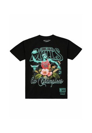 Maglietta nera con grafica di un giocatore di basket che indossa una canotta rossa dei Chicago Bulls, design floreale e testo "Chicago Bulls 6x Champions."