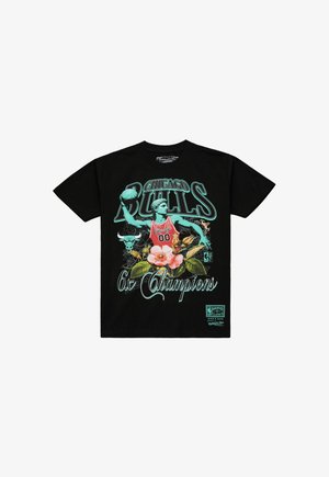 T-shirt noir avec un graphisme d'un joueur de basketball portant un maillot rouge des Chicago Bulls, motif floral et texte "Chicago Bulls 6x Champions."