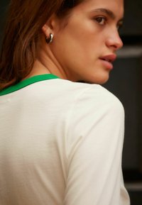 Next ESSENTIAL CREW NECK- REGULAR FIT - Pikkade varrukatega topp - white green