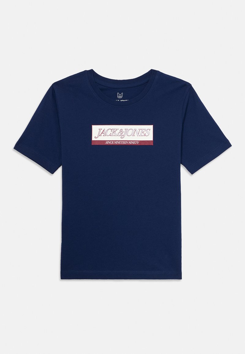 T-shirt à manches courtes bleu marine avec le texte "JACK & JONES SINCE NINETEEN NINETY" sur un patch rectangulaire rouge et blanc centré sur la poitrine.