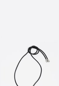 Zwarte kabel met een gladde textuur, licht gekruld met twee metalen uiteinden. Eenvoudig ontwerp, geschikt voor verschillende toepassingen.